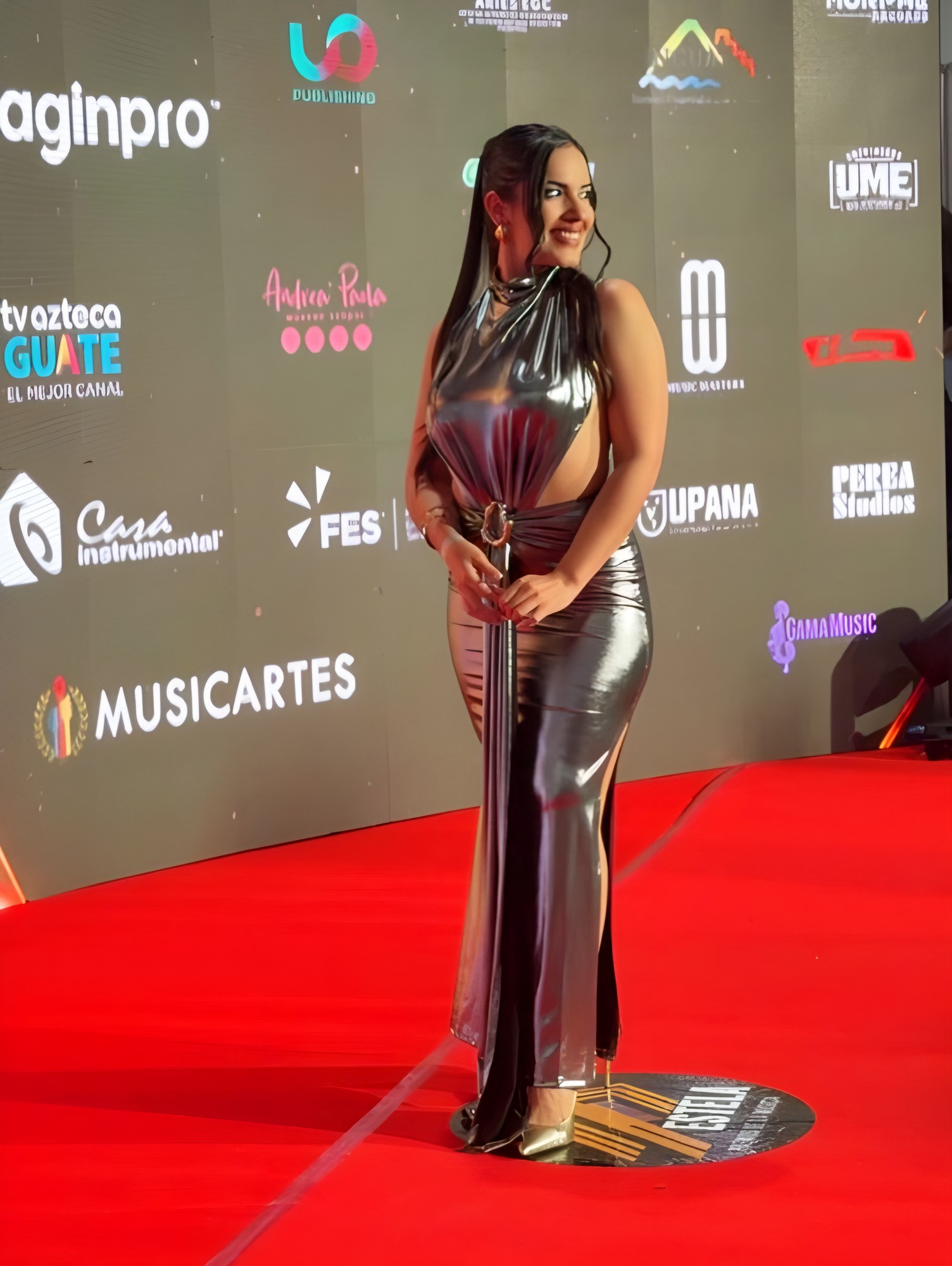 Mariel con vestido plateado en la alfombra roja de los Premios Estela