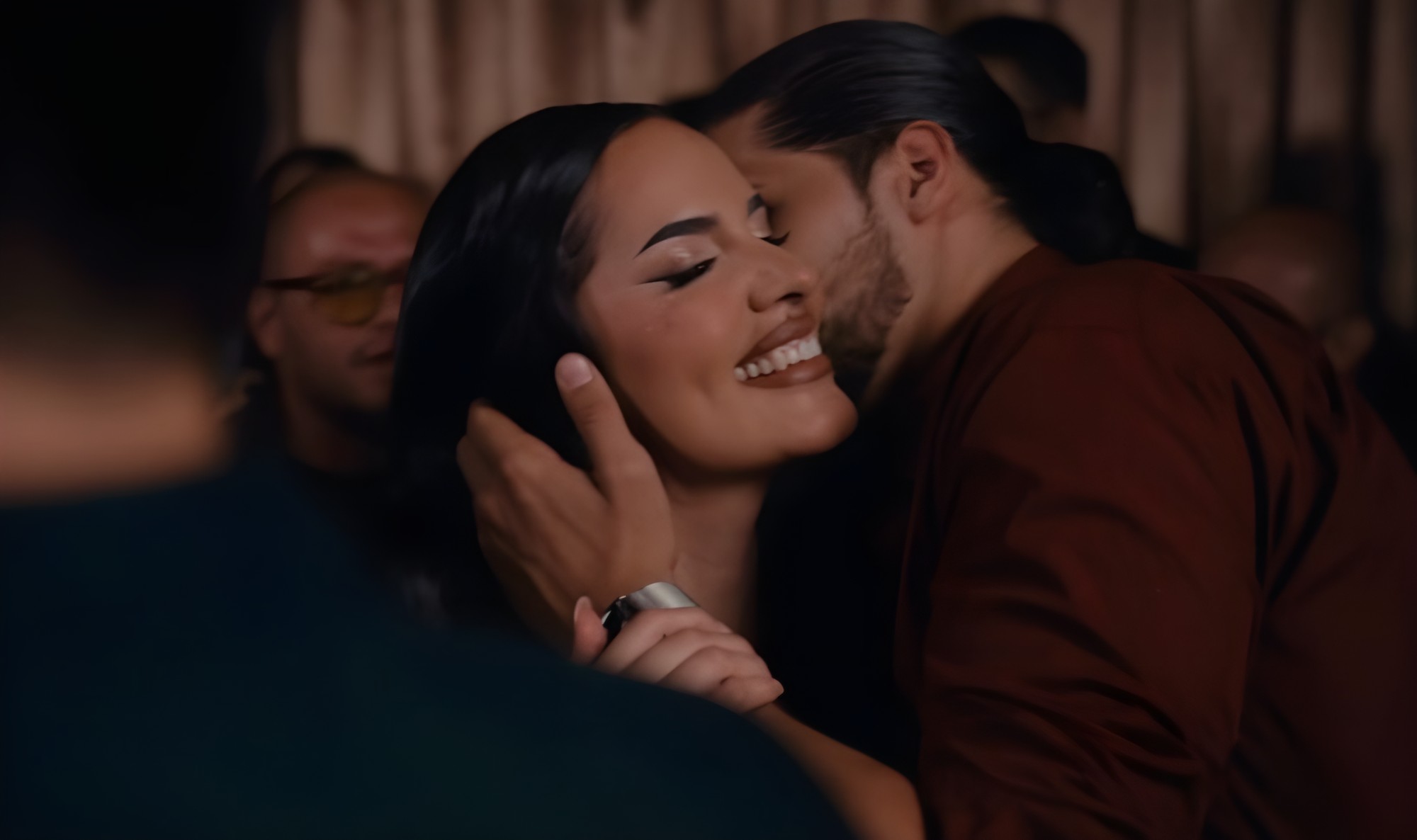 Escena del video de Besito Robado: Mariel bailando abrazada