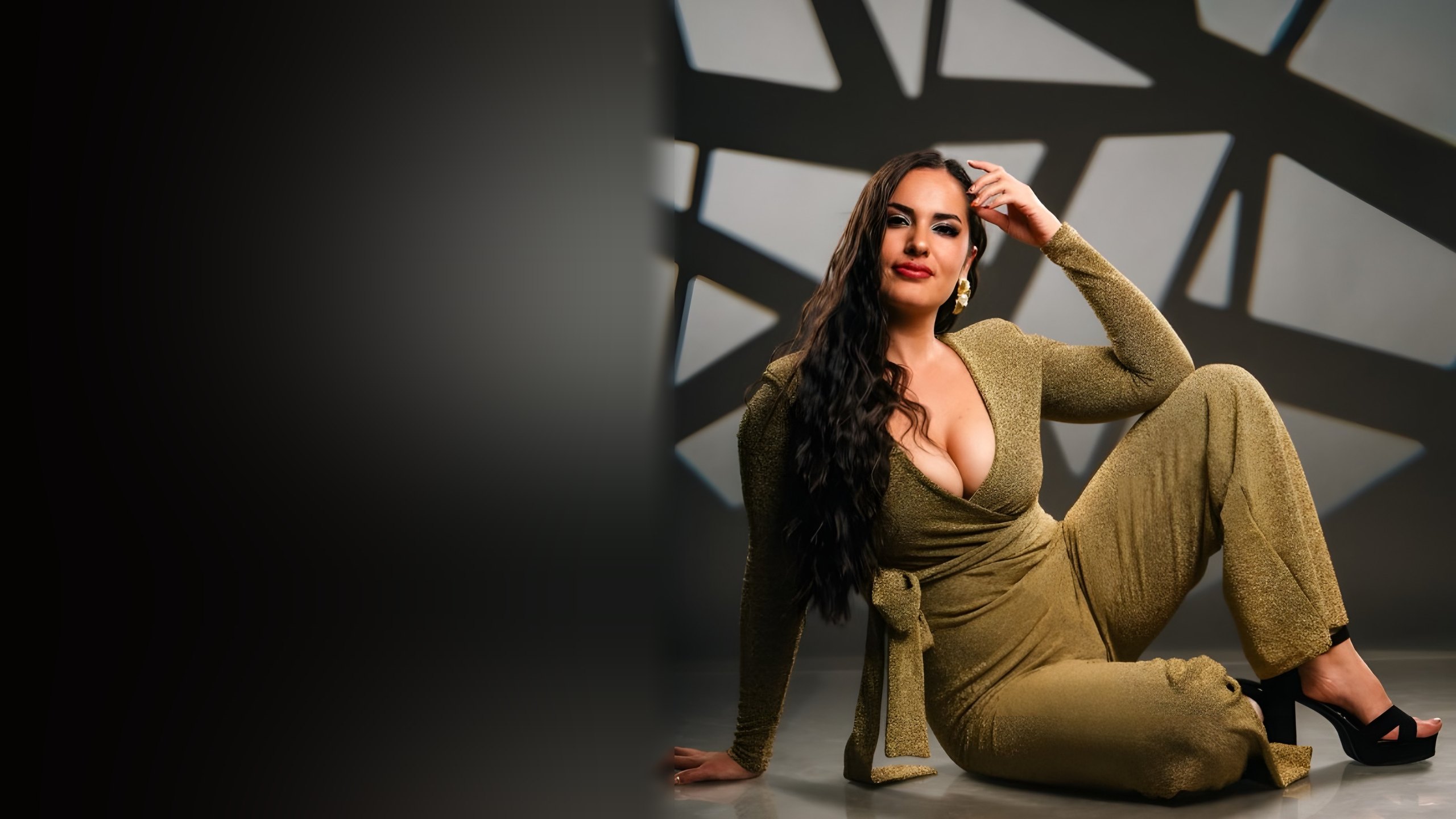 Mariel, cantante costarricense, con traje dorado en sesión de fotos